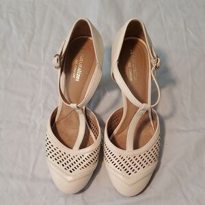 Naturalizer T-strap Ivory Heels, 7.5 Wide